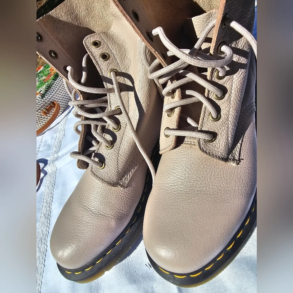 Authentic Dr. Martens 1460 Pascal Virginia Leather Boots – Parchment Beige - Picture 13 of 16